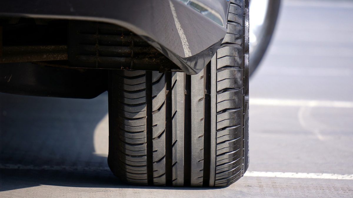 Read more about the article Performance vs Efficiency: Choosing the Right Tyres for Your Car