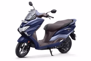 suzuki burgman street 01 right side view 600x400